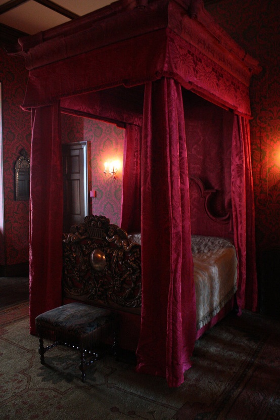 11 Gothic Bedroom Ideas History Buffs Will Love