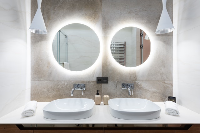 LED MIRRORS IN THE BATHROOM